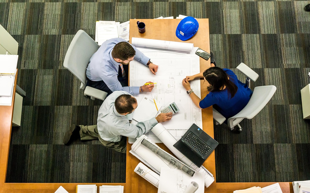 Réunion de travail autour des plans, vue de dessus