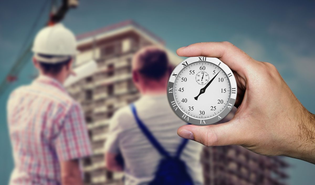 Chronomètre devant un chantier, symbole du respect des délais