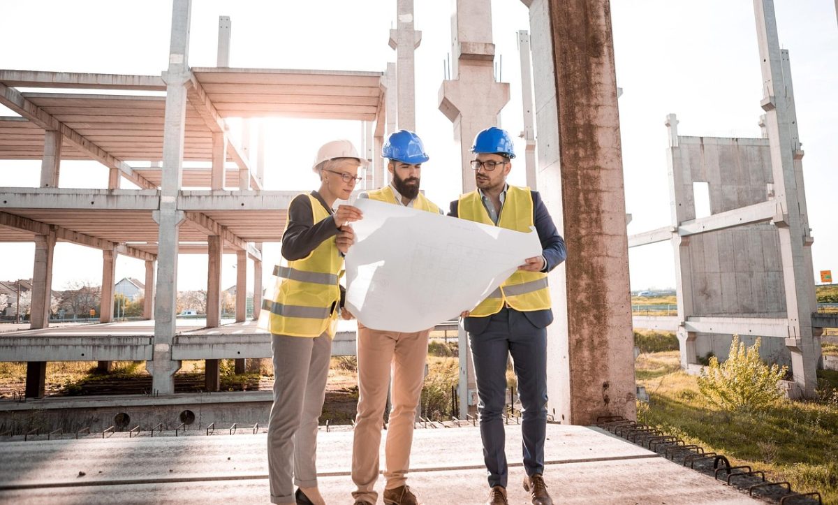 Équipe de maîtrise d’œuvre consultant les plans sur un chantier